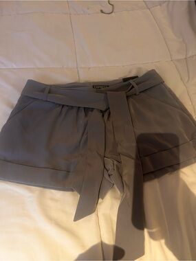 Express Women's Light Gray Tie-Waist Dress Shorts size 2